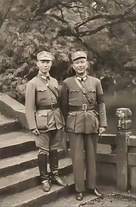 1945年云南昆明黑龙潭公园，陈诚（左）和白崇禧（右）的合影，陈诚居然要站到台阶