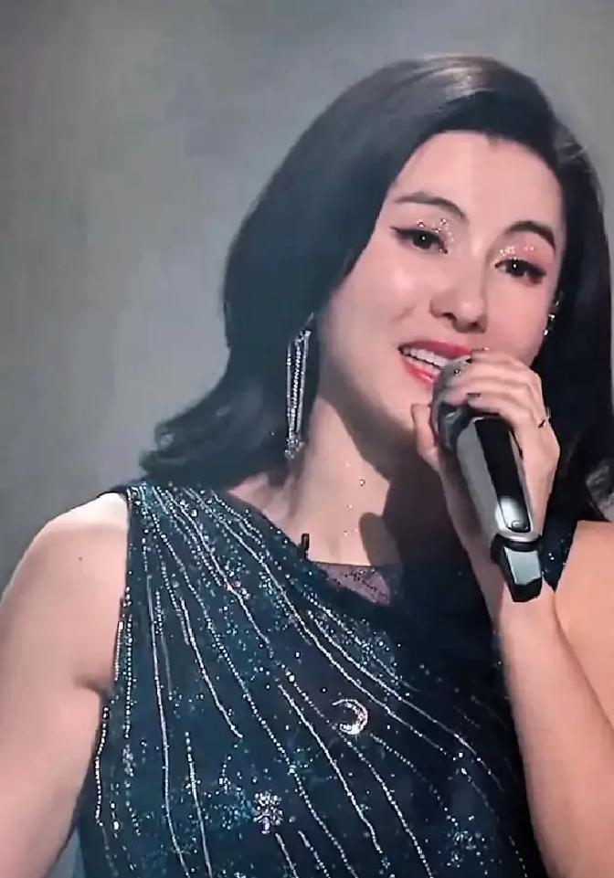 3岁娃一句话，戳穿张柏芝真面目“妈妈为什么总帮别人盖被子？”儿子在幼