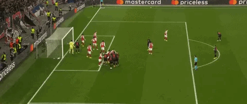 欧冠联赛勒沃库森1比1阿森纳今晨欧冠勒沃库森队利用角球攻破阿森纳球门后，转播镜