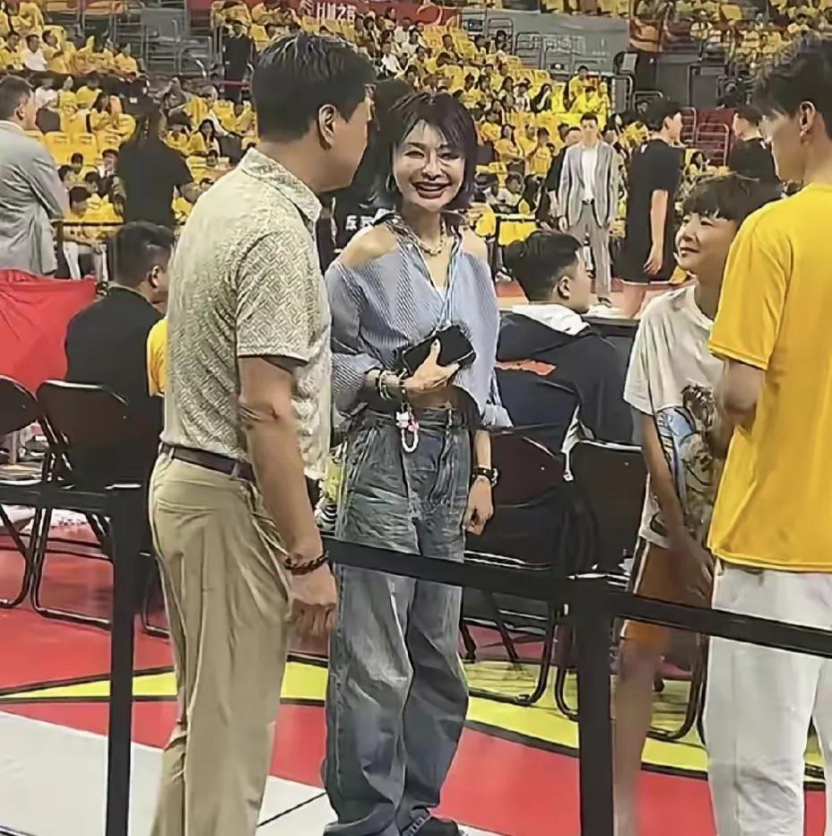 老板娘吴迪高情商懂得人情世故，功勋教练李春江看比赛被拉来叙旧广东队老板娘吴迪