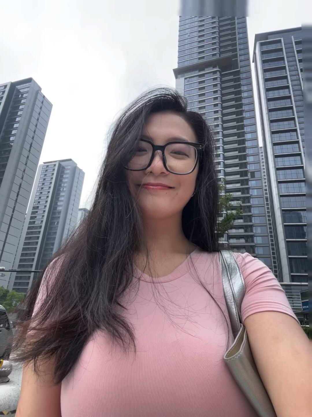 起得早没化妆就出门了。