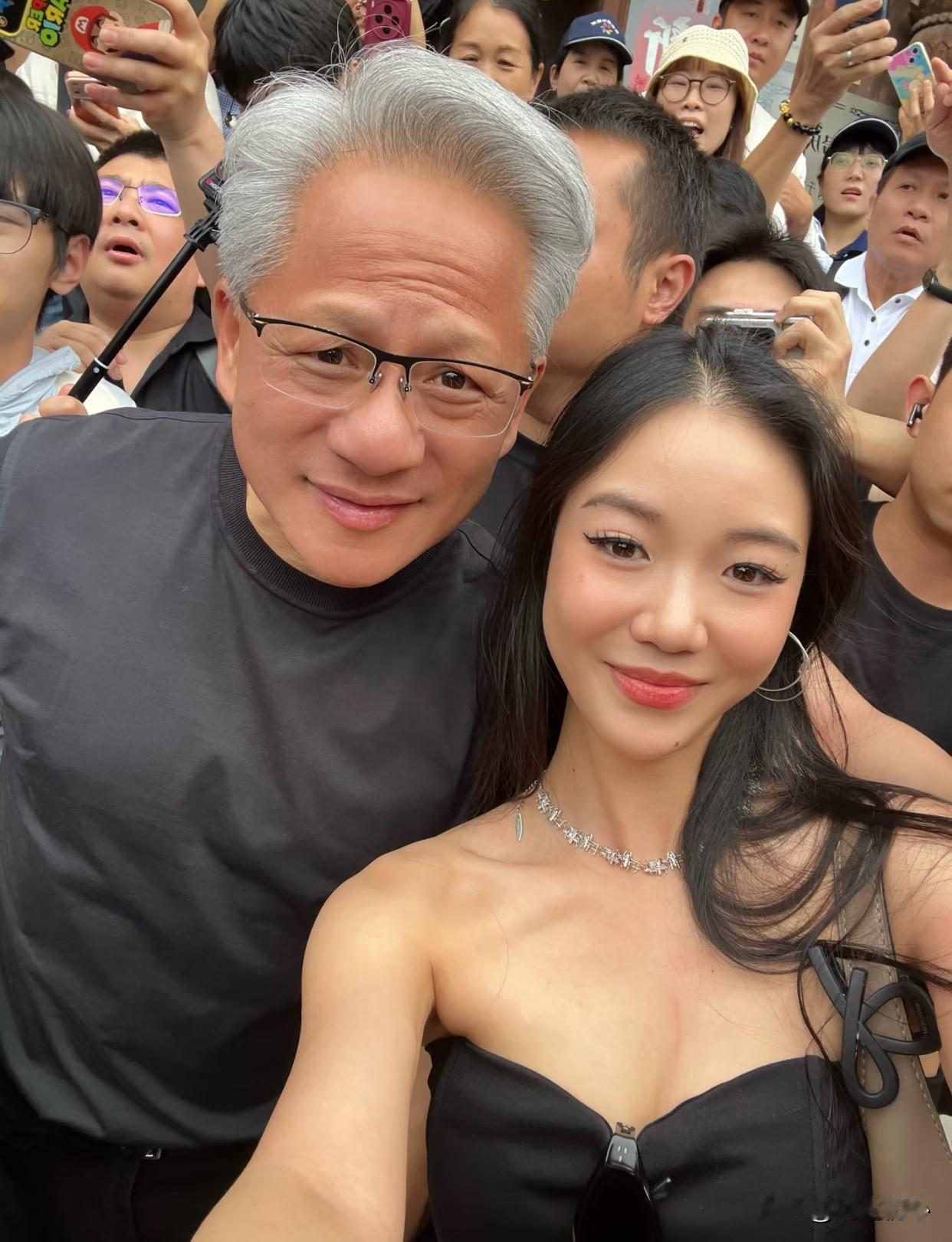 美女会不会把这张照片打印一百张贴家里？我真不是乱说哦！与世界第一老板的自拍合影，