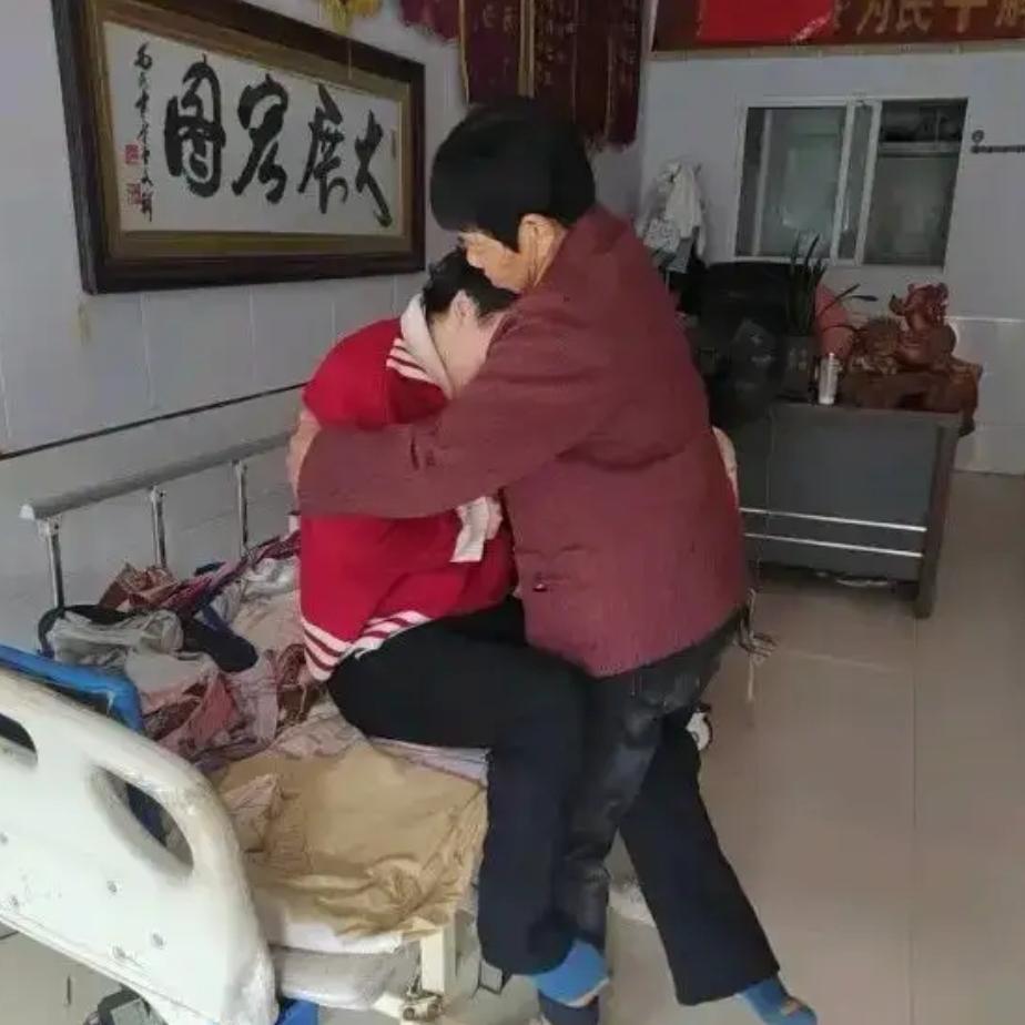 江苏婆婆李素珍在儿媳车祸成为植物人之后，顶着所有人劝她放弃的压力，用了将近四年的