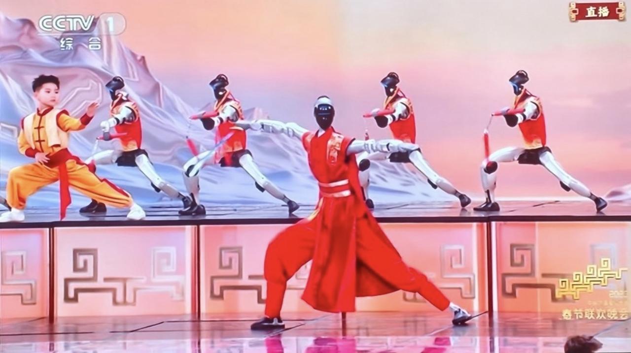 哈哈哈哈哈，网友们太有才了，发现了春晚后的第一个梗：机器人取代的第一个人，赵文卓