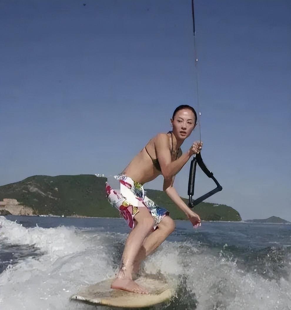 46岁张柏芝出海冲浪，三天狂刷屏，单手握绳脚踩冲浪板，海浪炸开那一下，核心力量确