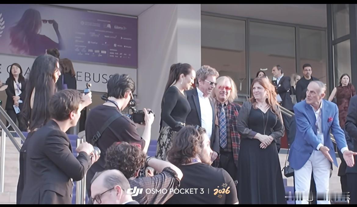 巩俐被推着上C位！在法国是真的受欢迎，这个60岁女人怎么依旧这么年轻！不带货，