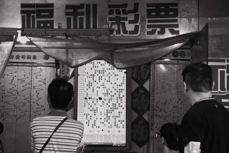 研究彩票成了中年油腻男的追求彩票感悟明知中奖的几率几乎为零，可是仍旧幻想白