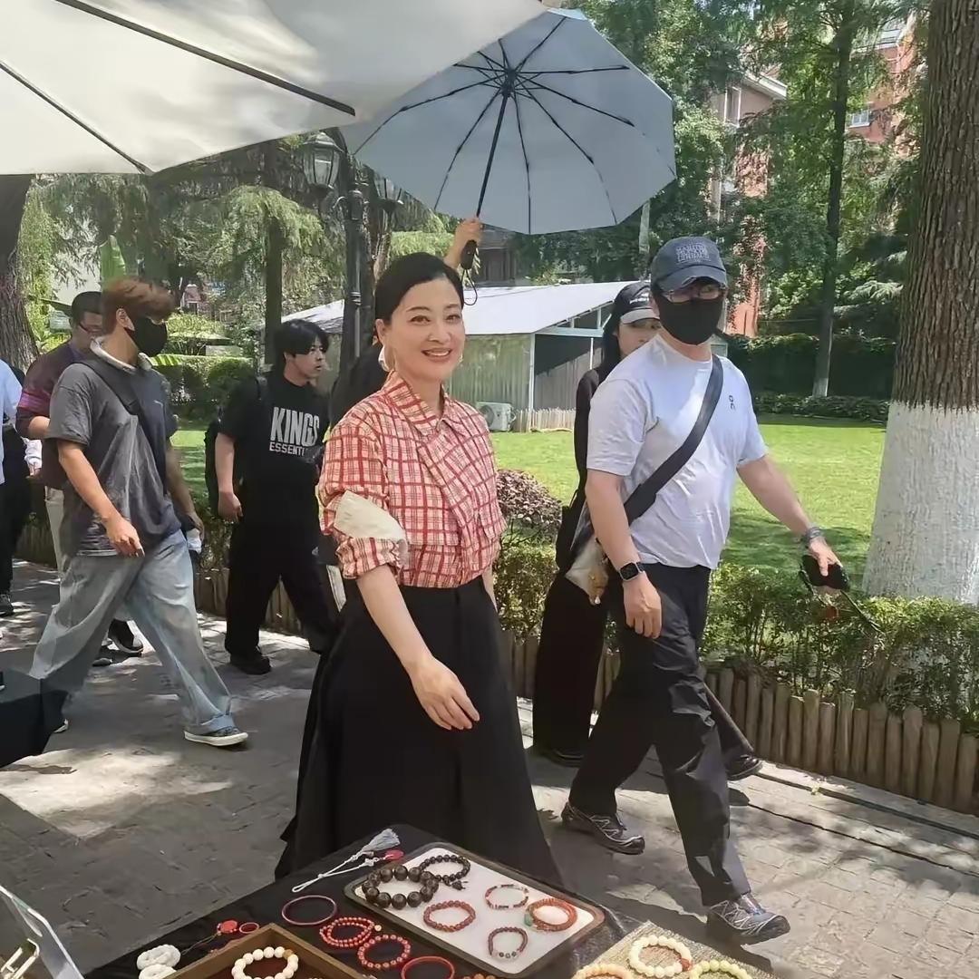 碰到梅婷了！远远瞅着状态还行，走近一看，算不上惊艳大美女。