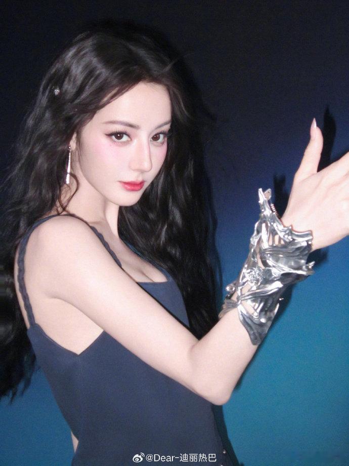 别人玩游戏认真答题，热巴玩游戏顺便安利家乡美食，这波推广我给满分！