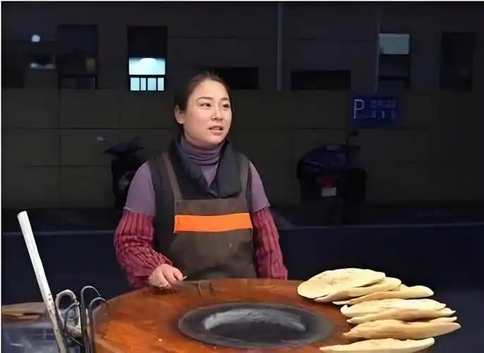 不知道潘晓梅后悔了没。当年为了扶持亲弟，她放弃家庭与丈夫离婚，甚至极少与亲儿子往
