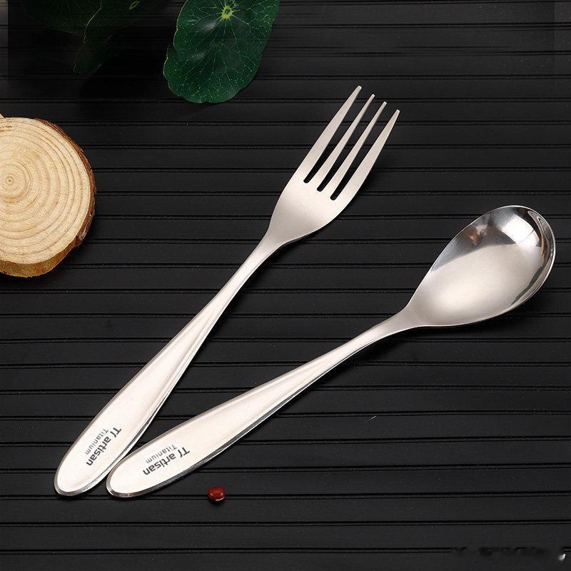 钛餐具的好处其实不少以前总觉得高端材料离普通人很远，现在慢慢走进厨房，让普通三