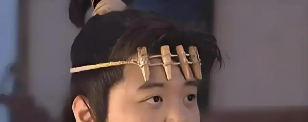 2003年，林子聪扔下还剩3场戏的《隋唐英雄传》剧组，连夜坐火车去了周星驰的《功夫》片场。搁二十多年