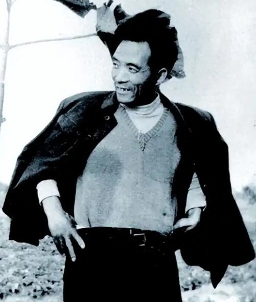 1963年底，焦裕禄抽空回去探望老母亲，他放下身段找县长程世平开口借钱，这谁能想