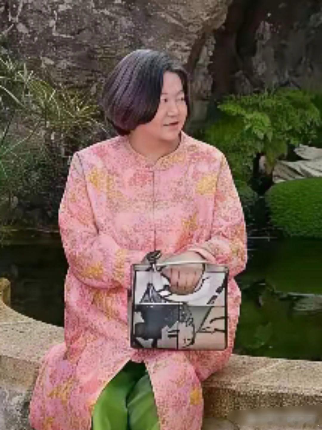 大富婆洪晃不做医美、不减肥、六旬老太敢穿粉配绿：美在自在，胜在无畏～​​​