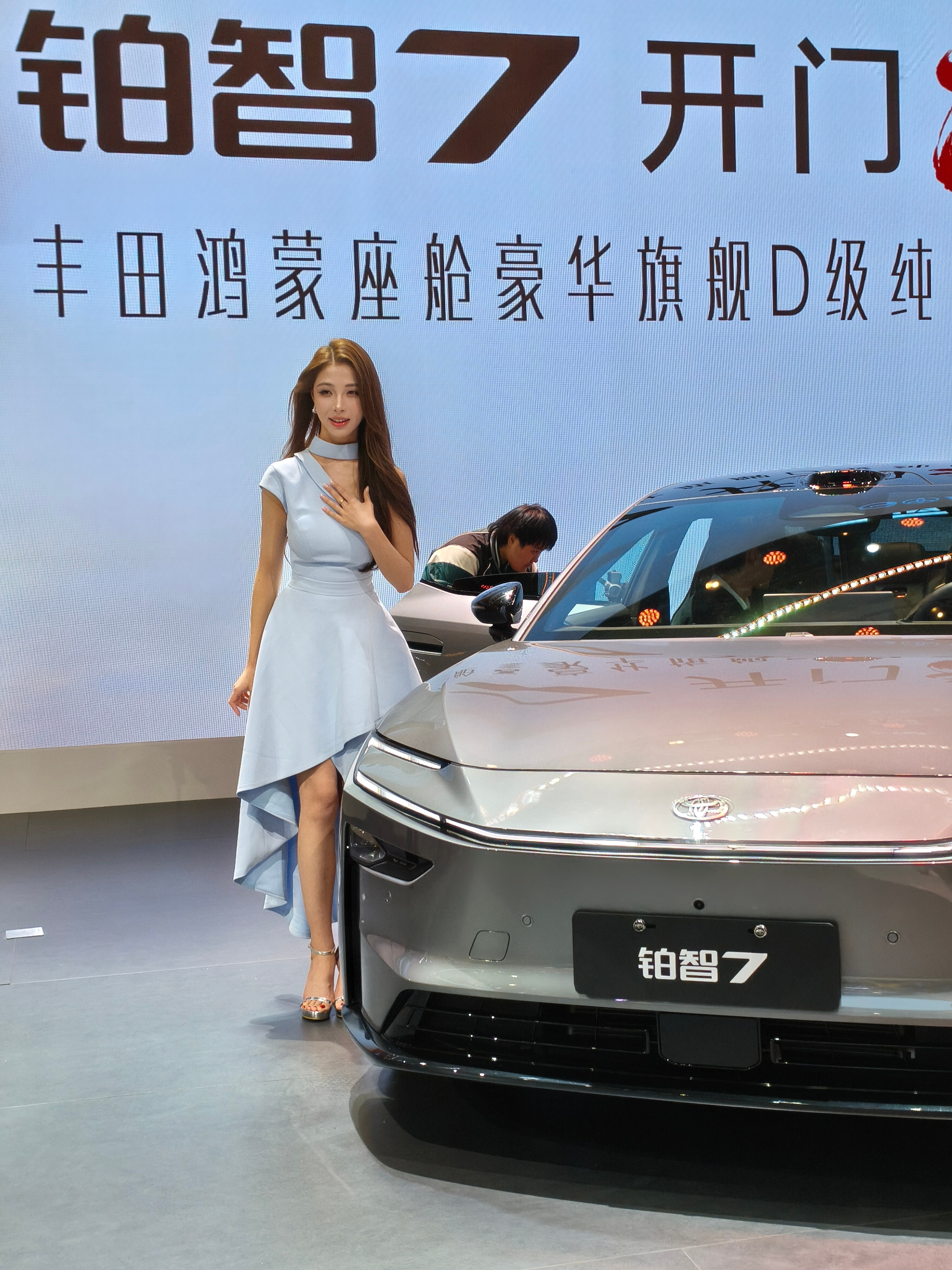 广汽丰田算是把这波热度抓住了，从车展没开始就接连曝光了好几辆车，现场也是很多人都