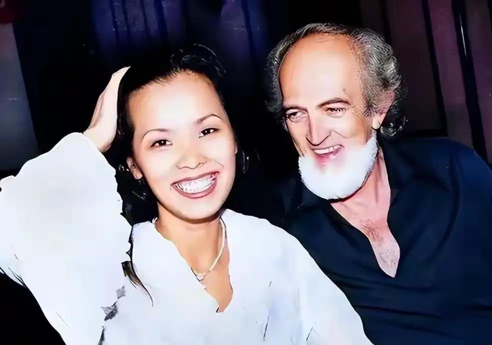 谁都没能料到，和韦唯闹得撕破脸离婚的前夫迈克尔，离世四年后，间接给韦唯铺垫了旁人