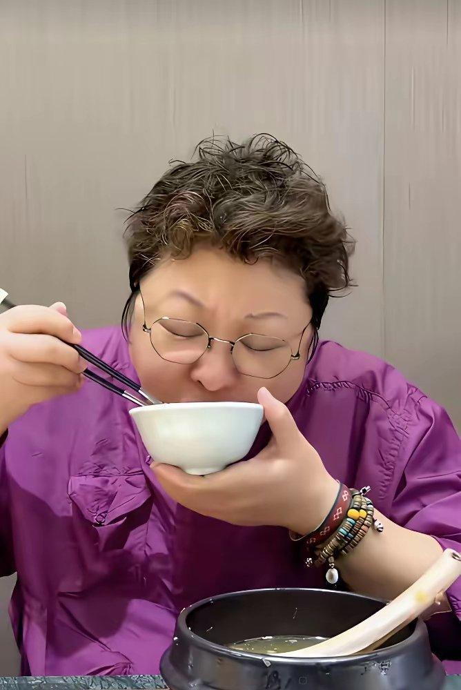 韩红的“富态”，真相藏了二十年。每次亮相，身材都成热点。她却轻松一笑，端出自己的