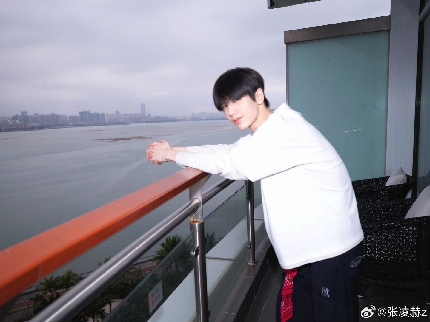 张凌赫的骨相张凌赫比帅照更有杀伤力的是素颜照张凌赫的骨相，张凌赫比帅照更有杀