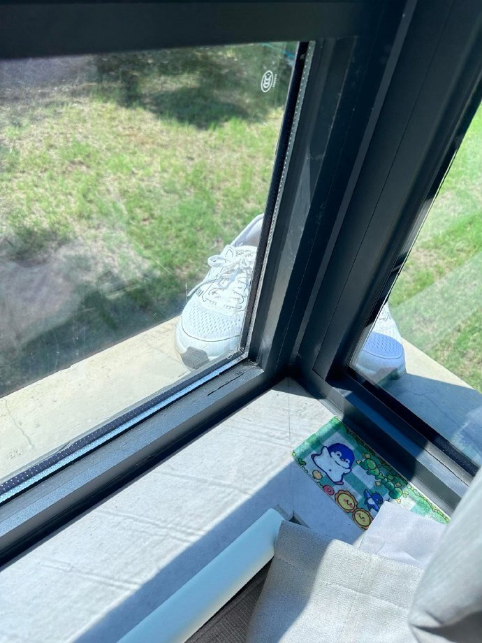 楼上邻居天天把鞋子晒我家窗户上