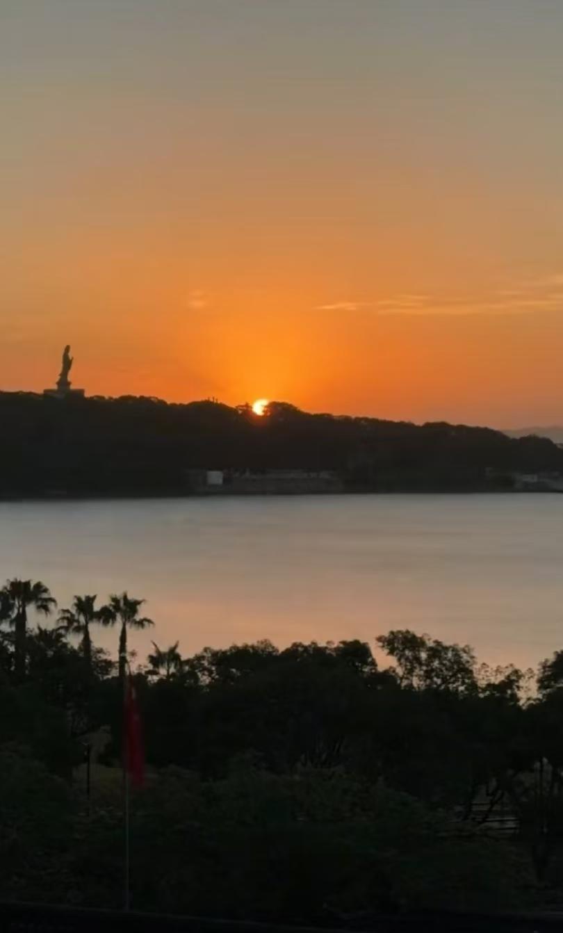 南海觀音在靜靜等待著旭日冉冉升起。🌹🌹🌹