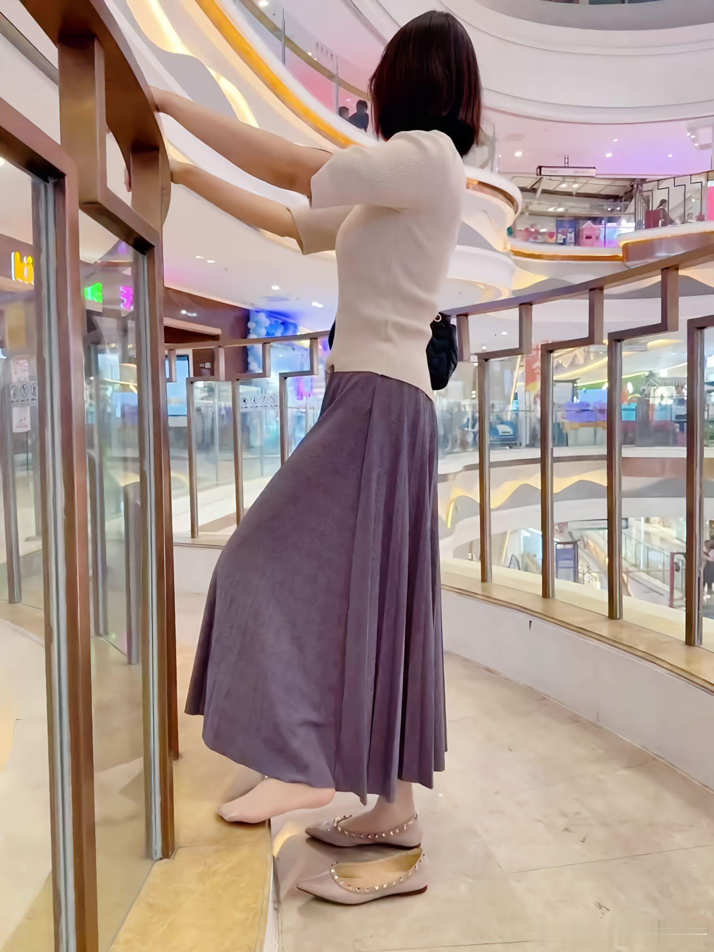铆钉平底鞋搭配丝袜，紫色长裙更显可爱～​​​
