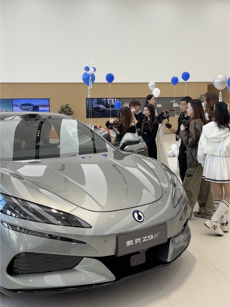 前两天，首台全新腾势Z9GT已经交付了，而且还是峡湾绿配色的易三方闪充性能型，实