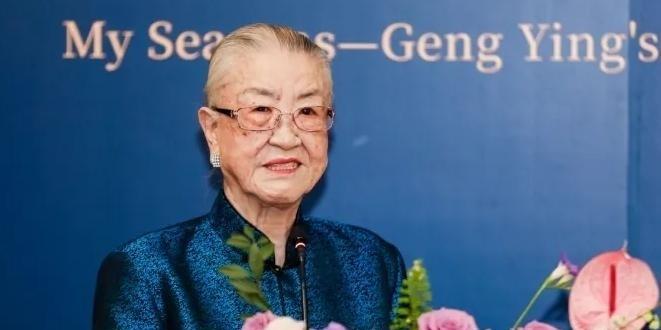 1986年，原国防部长耿飚的长女，一夜之间被查封了所有资产，她选择出走美国。在离