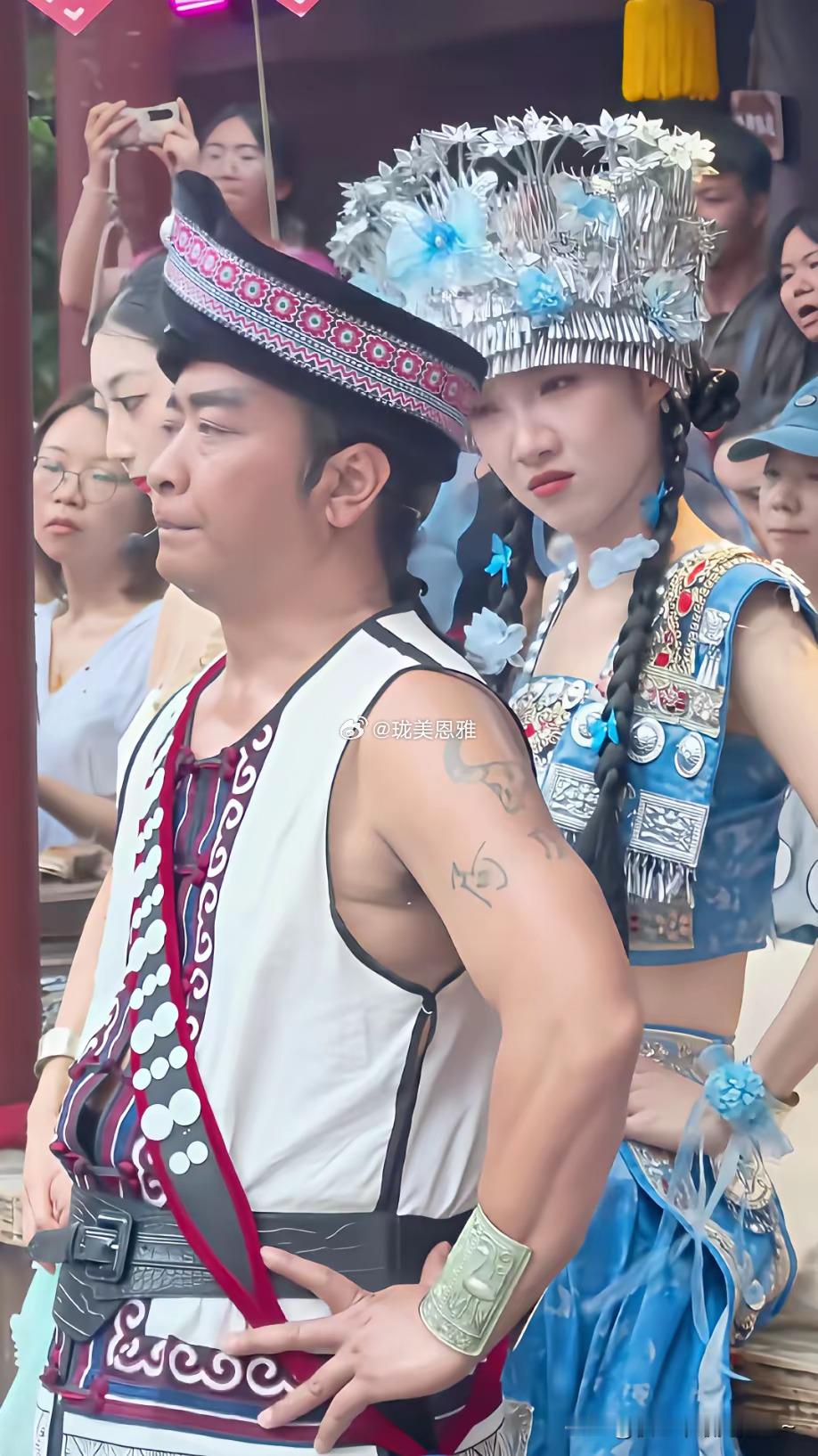 景区民俗表演太逗了大哥一不小心抢了姑娘的C位姑娘站在身后一脸气鼓鼓​​​