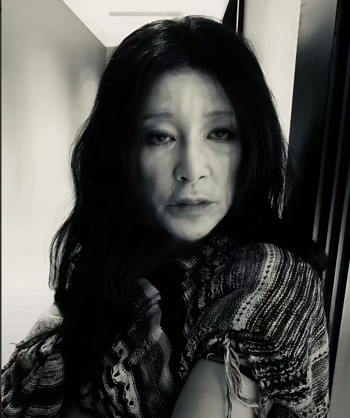 现在的化妆术，就是画皮。刘晓庆扮演三毛的定妆照，晓庆不见了，只有三毛。演