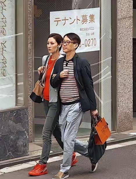 李嘉欣和老公现身日本街头，竟被说像路人甲，这反差还真让人意外。想当年她可是“最美
