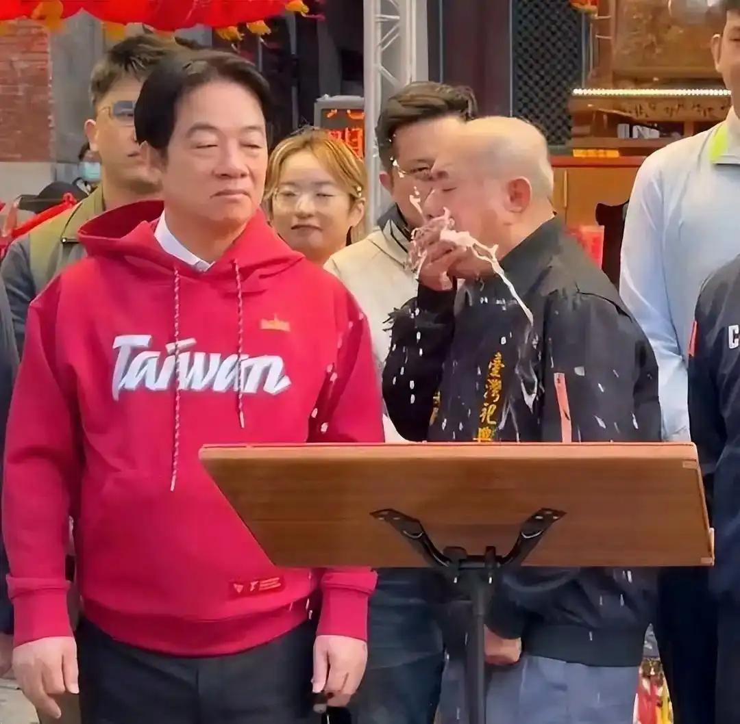 赖清德被喷溅呕吐物台🐸的恶心，被具象化表达了，哈哈哈，赖清德的下场，一定很惨