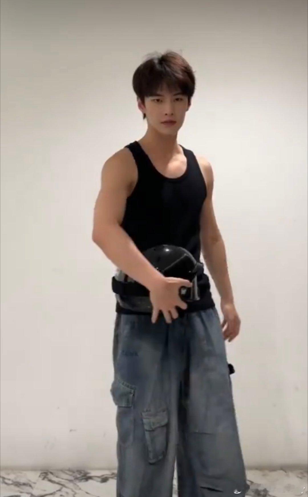 网友问，何与是不是颜值巅峰期的李钟硕？双轨