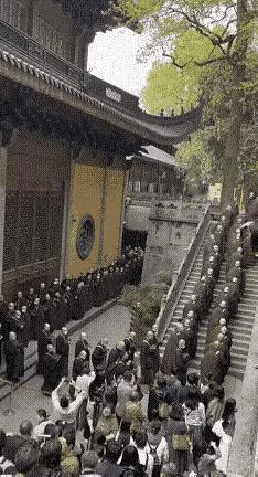大量的游客和香客估计也没搞懂，寺庙里怎么会有那么多和尚？平时也见不到几个，包括做