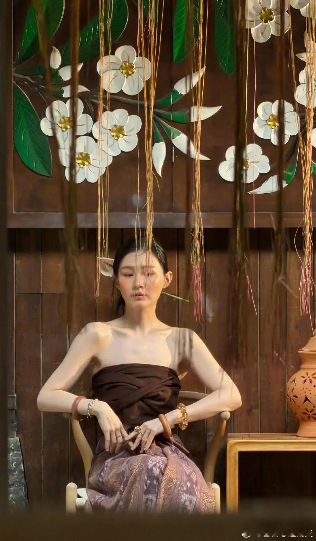 金靖瘦了好多，差点都认不出来了，怎么感觉看起来怪怪的，妆造问题吗