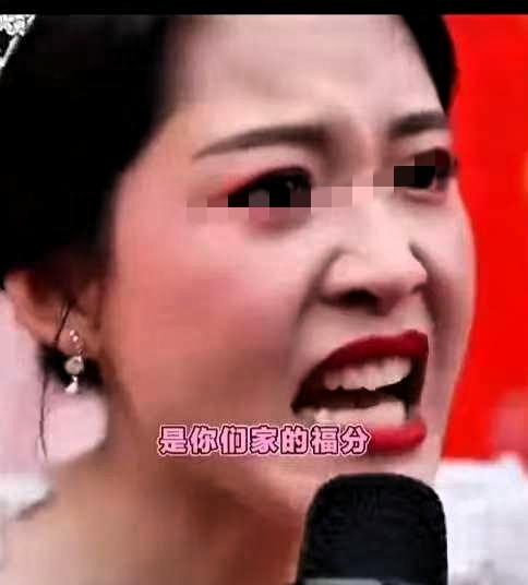新郎这一脚踢得好！婚礼上的这一幕，新娘拿起话筒，当着满堂宾客的面，对着婆婆说起了