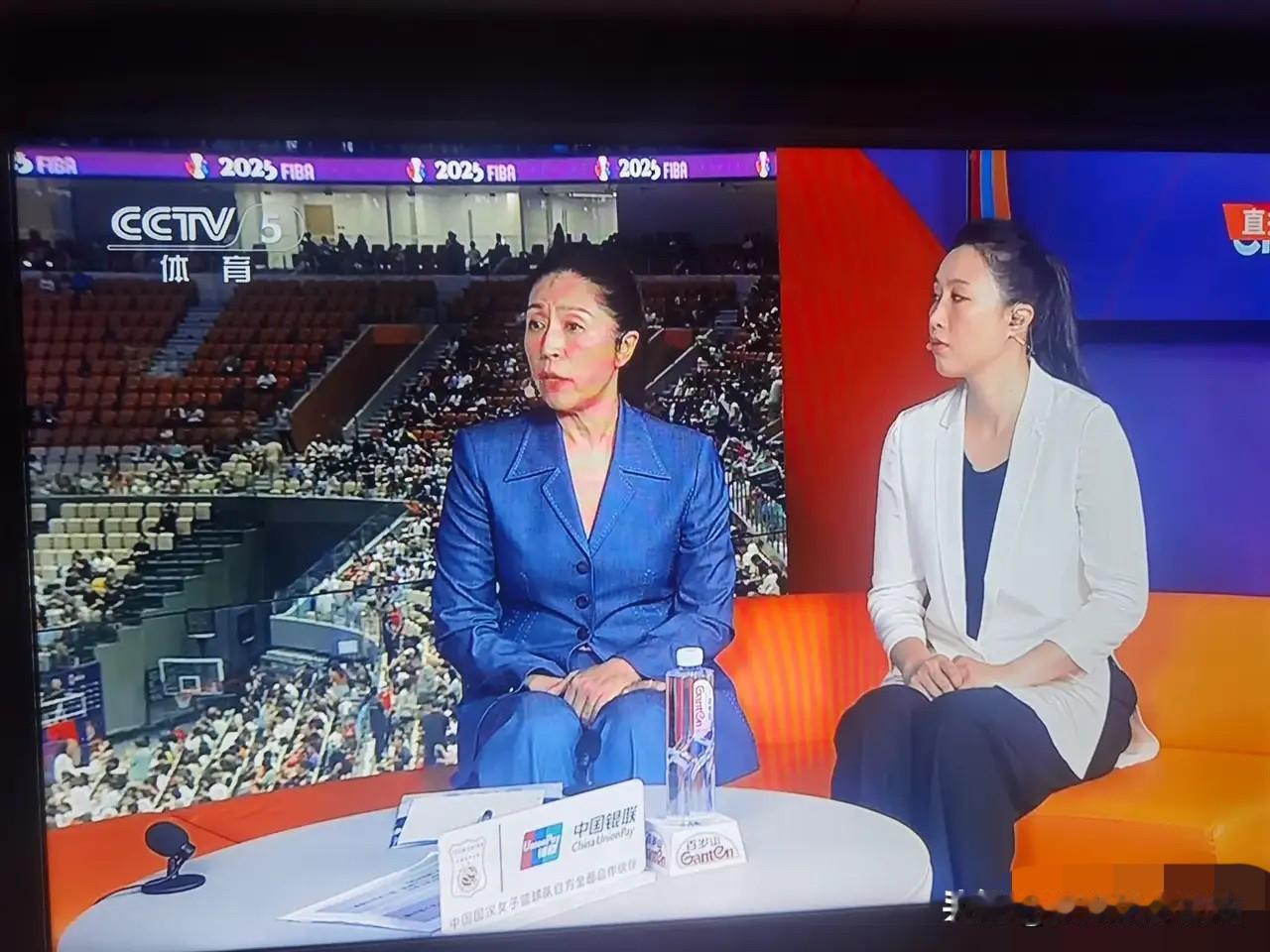 央视请的评论员，你说尬不尬？从外在来看，两人坐着，手还叠着放，像不像两个礼仪小