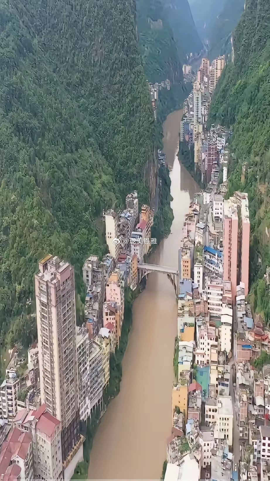 云南盐津县城，风景虽然很漂亮，好发展旅游业但是房子都是建在陡坡下万一哪年雨季，发