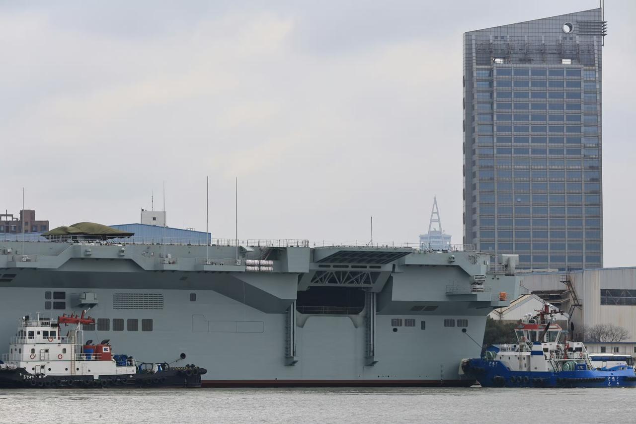 四川舰上机了。。这是什么机机啊？[鼓掌][鼓掌]保真么？每天认识一件兵器烽火问鼎