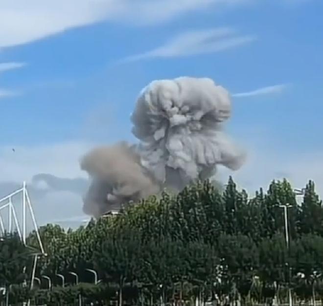 临沂平房爆炸，蘑菇云都干出来了，炸鱼鱼雷土炸药，多为硝铵、氯酸盐类土制混合物，这