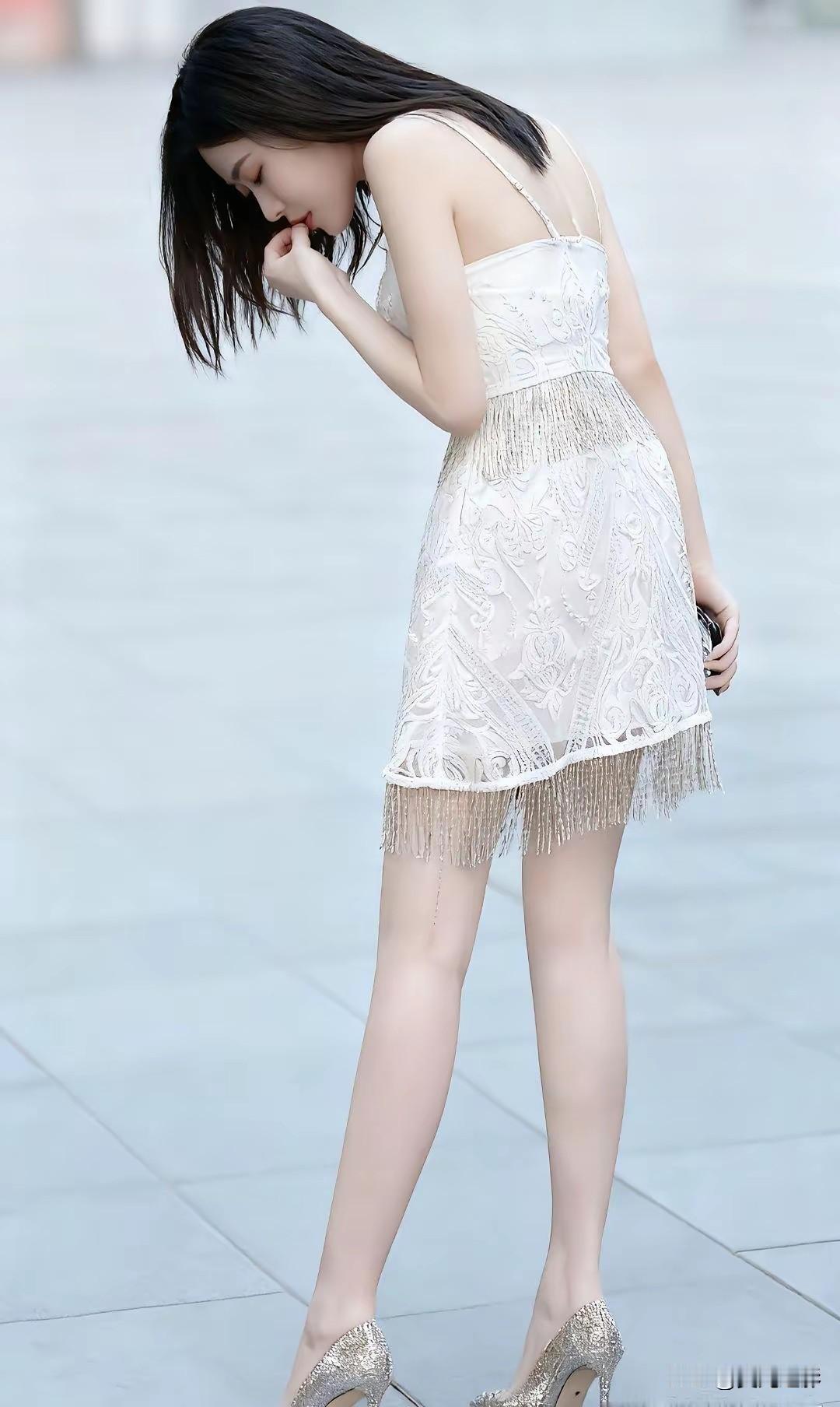 光之影&AI优雅白裙，闪耀高跟鞋，都市时尚女孩的完美穿搭！👗👠✨高跟白裙