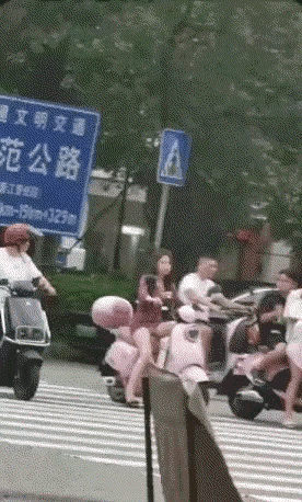 穿红色短裙的美女不知道为什么那么多人看你吗？因为她不但没有戴头盔，而且穿高跟鞋骑