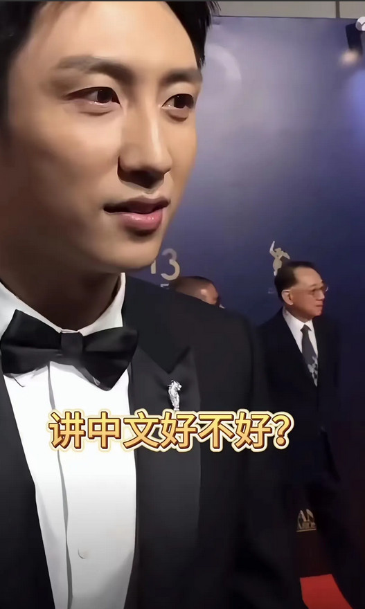 “母语是烫嘴还是怎么着？”中国演员面对国内记者的英文提问，直接耿直回怼：“你会