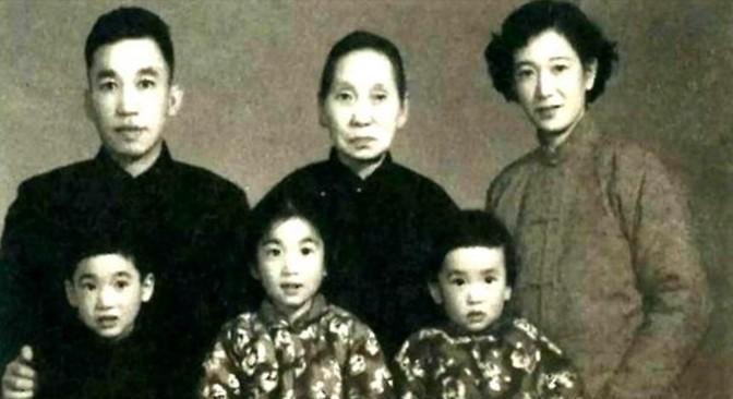 1899年，梁启超把全家人接到了日本。他一见到妻子的“陪嫁丫鬟”王桂荃，眼睛顿时