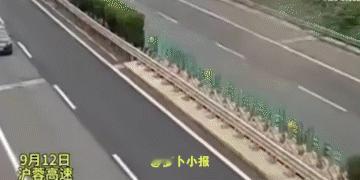 这是热搜1.2亿的一段视频，生死一“线”。9月12日，沪蓉高速湖北应城段，黑色