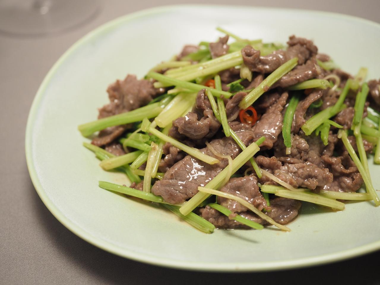 头伏必吃！嫩姜炒牛肉抓紧吃，养足阳气秋冬少生病头伏一到，天儿闷得像个大蒸笼，