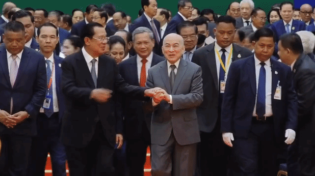 西哈莫尼才是柬埔寨情商的天花板，他每次见到洪森都是全程笑容满面，每次都有一种相见