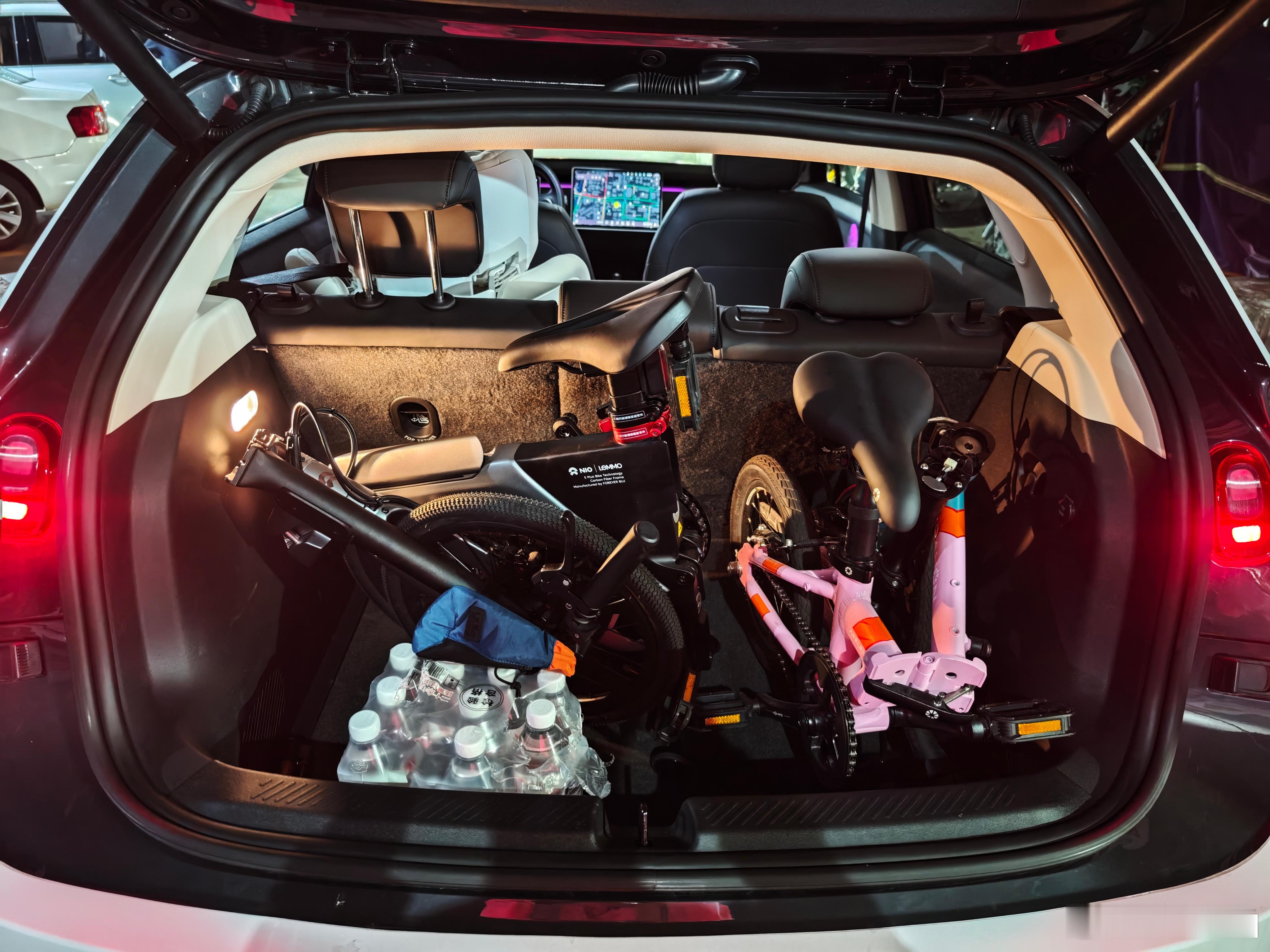 翻到这张图，这是萤火虫最吸引我的地方。4米的小车，不放倒二排，尾厢能放2台折叠自