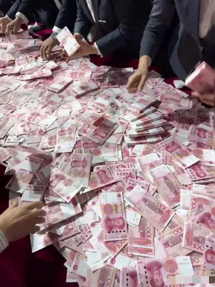 大爷银行取5万救家人，因没预约被拒，一句“救命钱”让工作人员沉默大爷攥着存折