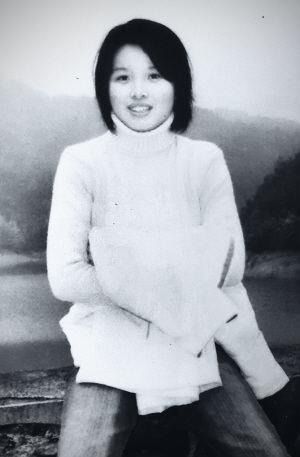 2004年11月16日江西井冈山学院，20岁中文系女生蔡伟娟在湖心亭看完书，转身