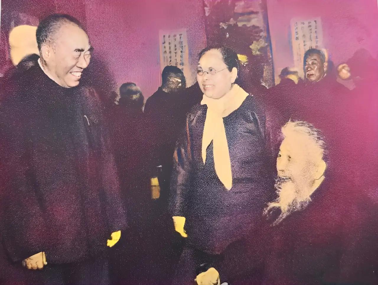 这是一九六四年的元旦朱老总毕恭毕敬地站在一位老人面前。两人高兴地聊起来。众所周知